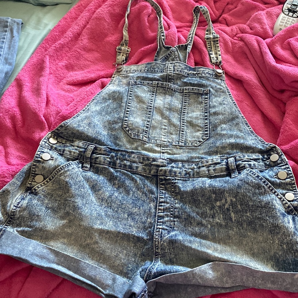 No boundaries Jean shortalls size 3XL.  Barely worn